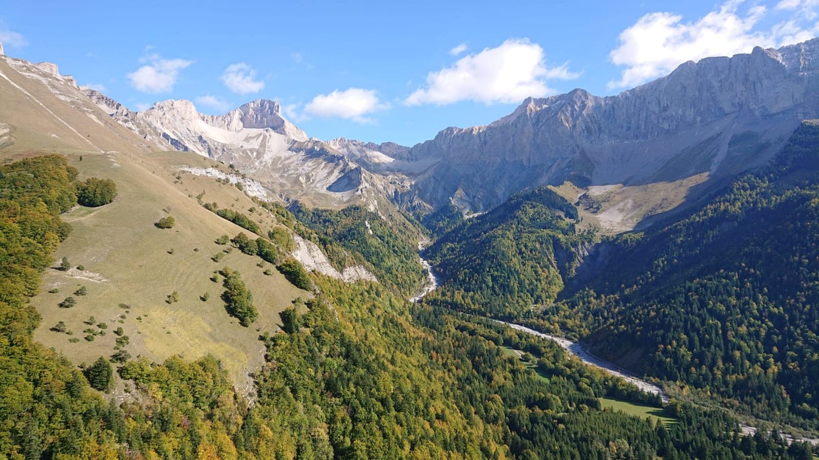 Panorama automnal sur le vallon de la Jarjatte et ses crêtes calcaires