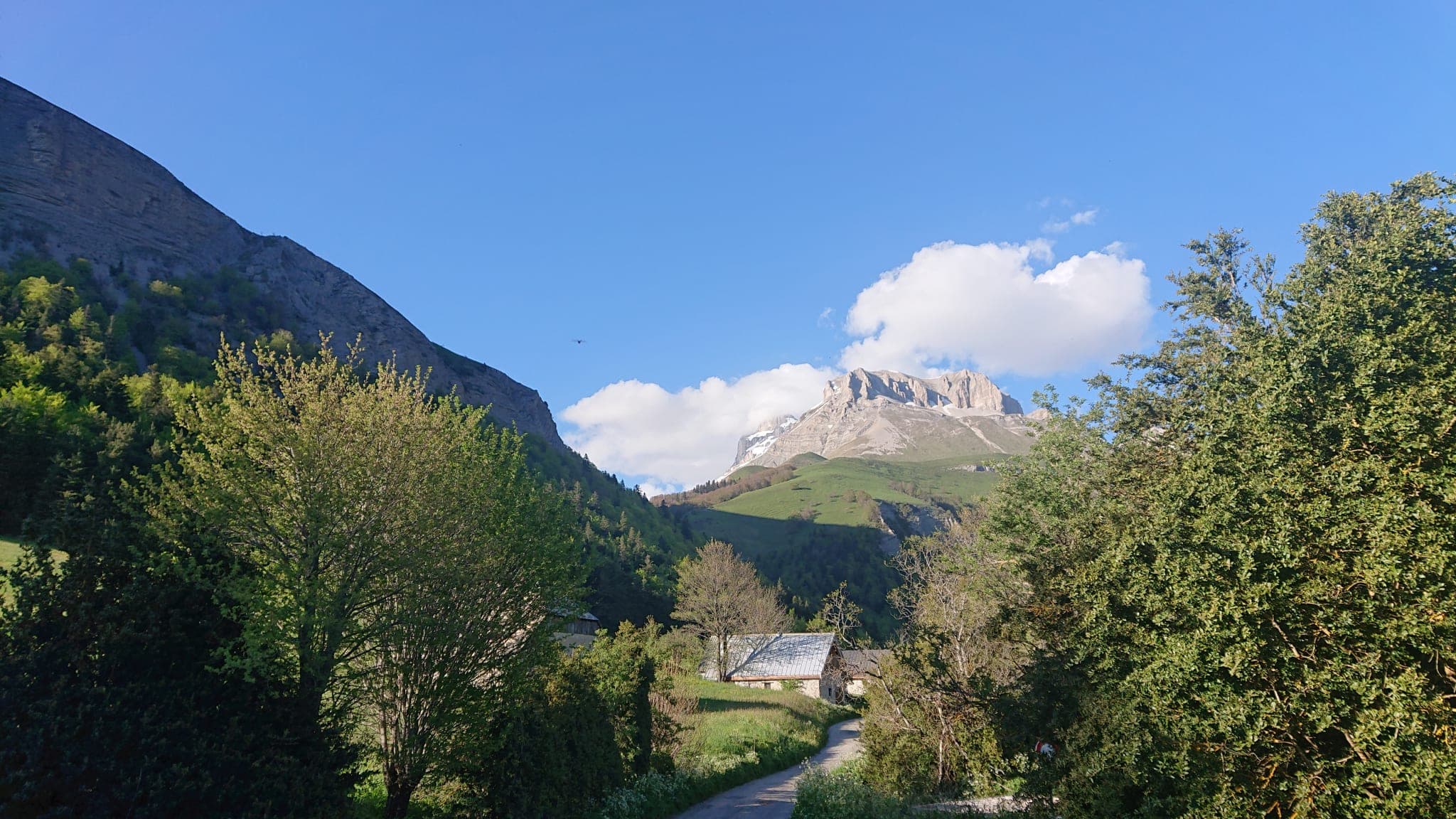 Le vallon de la Jarjatte en été, un chalet au pied des sommets du Dévoluy