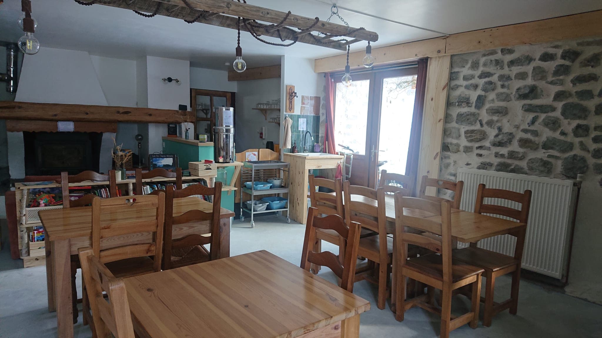 La salle commune et ses grandes tables en bois
