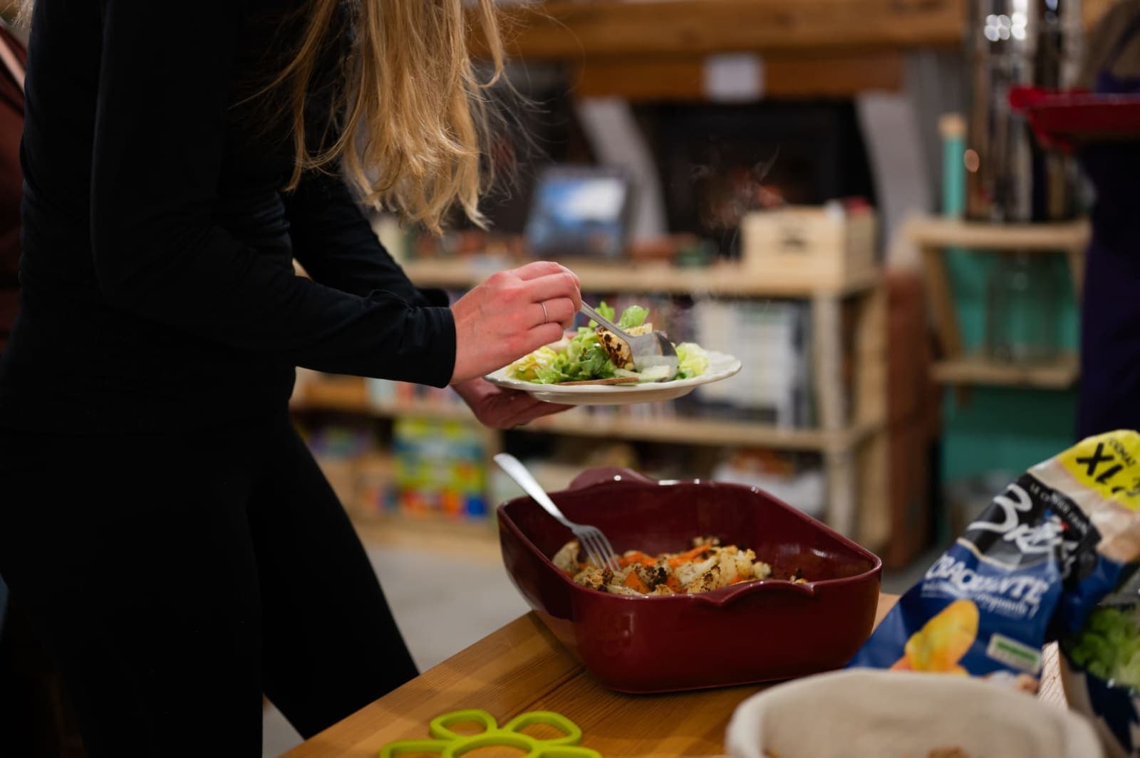 Un dîner fait maison servi à la grande table du gîte